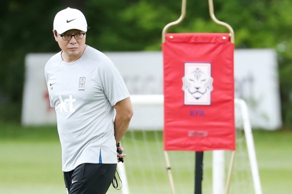 황선홍 항저우 아시안게임 축구대표팀 감독이 25일 경기 파주 축구국가대표트레이닝센터(NFC)에서 선수단 훈련을 진행하고 있다. 뉴스1