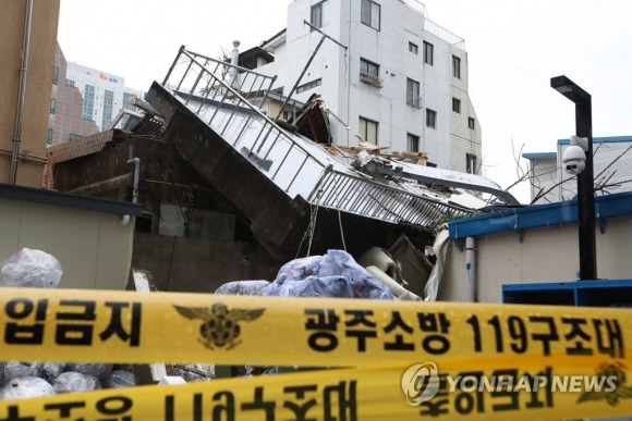 지난 24일 오전 5시 2분쯤 광주 동구 충장로의 한 빈 건물이 무너졌다.  연합뉴스