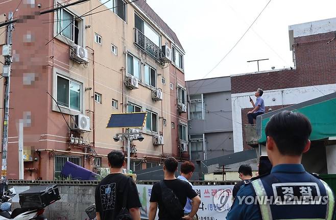 인천 빌라서 지인 찌른 50대…경찰과 대치 (인천=연합뉴스) 임순석 기자 = 27일 인천시 부평구 모 빌라에서 50대 남성이 지인을 흉기로 찌른 뒤 건물에서 뛰어내리겠다며 경찰과 대치하고 있다. 2023.7.27 soonseok02@yna.co.kr