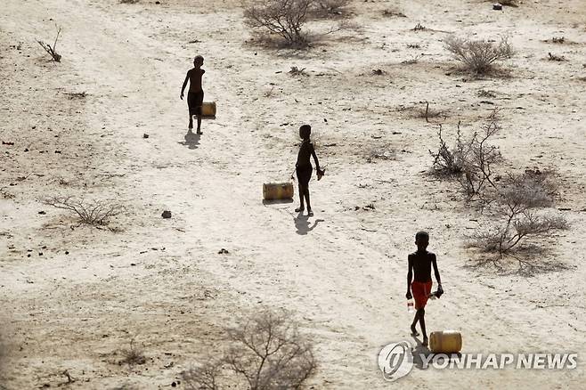 물 길어 집으로 돌아가는 아프리카 소년들 [AP 연합뉴스]