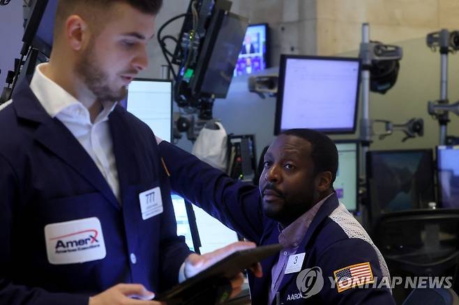 NYSE 입회장에서 일하는 트레이더들의 모습 [연합뉴스 자료사진]