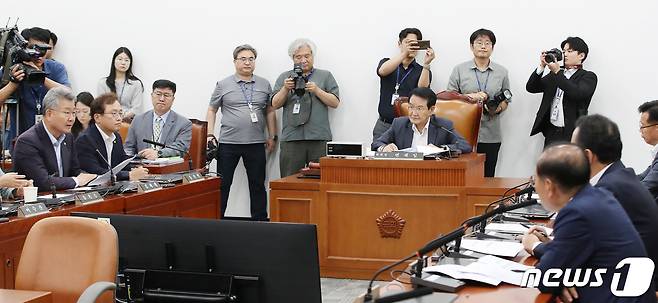 변재일 국회 윤리특위 위원장이 27일 오후 서울 여의도 국회에서 열린 윤리특별위원회 전체회의를 주재하고 있다./뉴스1 ⓒ News1 임세영 기자