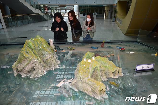 22일 오후 경북 포항시 북구에 있는 경북도교육청 문화원에서 시민들이 '우리 땅 독도' 조형물을 살펴보고 있다. 독도 조형물은 도내에서 규모가 가장 크고 실물과 가장 가깝게 만들어져 초,중,고교생들의 교육자료로 사용되고 있다.2023.2.22/뉴스1 ⓒ News1 최창호 기자