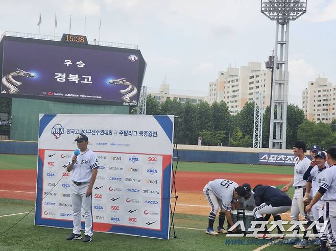 우승 후 인터뷰 하는 이준호 감독 뒤로 선수들이 물세례 준비를 하고 있다. 목동=스포츠조선 정현석 기자 hschung@sportschosun.com