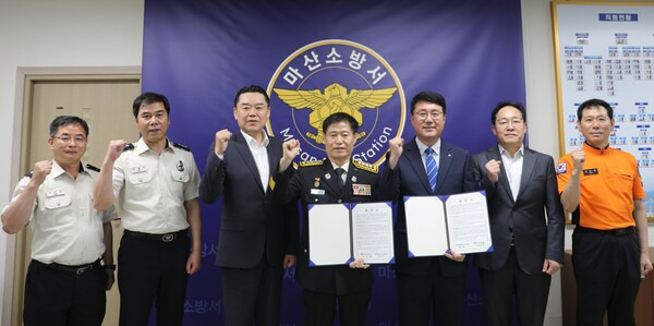 김인규 하이트진로 대표(왼쪽 세번째)와 박재우 하이트진로 마산공장장(오른쪽 세번째), 이선장 마산소방서장(가운데)이 참석해 업무협약을 체결했다.