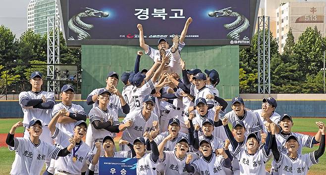 시원한 헹가래 - 27일 서울 목동야구장에서 열린 제78회 청룡기 전국고교야구선수권대회 겸 주말리그 왕중왕전 결승전에서 물금고를 4대1로 꺾고 30년 만에 청룡기 우승을 차지한 경북고 선수들이 이준호 감독을 헹가래 치며 우승의 기쁨을 만끽하고 있다. /김지호 기자