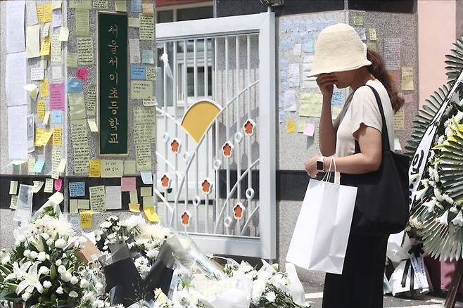 서울 서초구 서이초등학교 내에서 한 교사가 극단적 선택을 한 가운데 지난 20일 오전 서울 서초구 서울서이초등학교 정문 앞으로 고인을 추모하는 시민들의 발걸음이 이어지고 있다. ⓒ데일리안 홍금표 기자