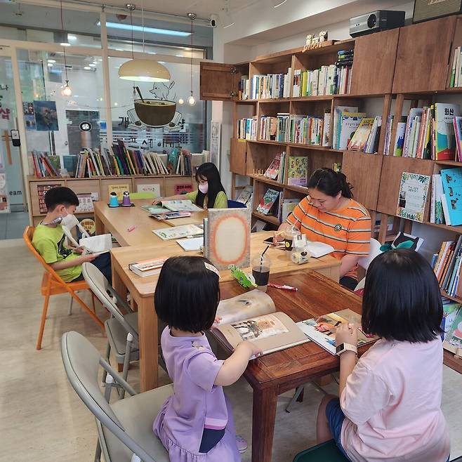 ‘돌멩이수프’에서 책을 읽고 있는 아이들.