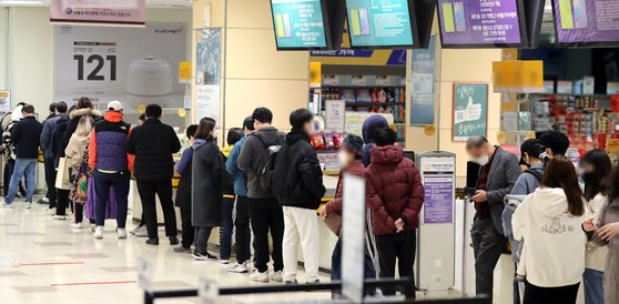 지난해 3월 서울의 한 이마트 점포에서 고객들이 개장 전부터 포켓몬빵을 구매하기 위해 긴 줄을 서고 있다. 뉴스1