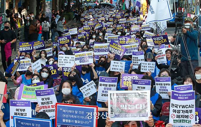 한국 여성의 전화 등 전국 180 개 여성·시민·노동·사회단체 회원들이 2022년 10월 15일 서울 종각 인근에서 윤석열 정부의 여성가족부 폐지안을 규탄하는 “성평등 민주주의 후퇴 우리가 막는다” 집회를 열고 있다. 이준헌 기자