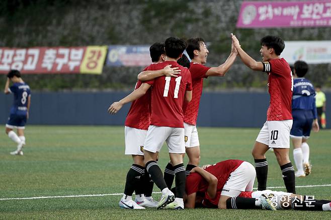 서울 영등포공고가 28일 충북 제천축구센터에서 열린 제56회 대통령금배 전국고등학교축구대회 8강전, 경기 화성시와의 경기에서 득점 후 세레모니를 하고 있다. 문재원 기자