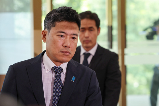 Mondo Yamamoto, the acting deputy charge d'affaires at the Japanese Embassy in Seoul, arrives at the Korean Foreign Ministry's headquarters in Jongno District, central Seoul, on Friday. [YONHAP]