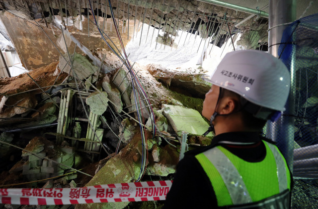 지난 5월 2일 인천시 서구 검단신도시 모 아파트 신축 공사장에서 국토교통부 사고조사관이 현장 점검을 하고 있다. 이곳에서는 지난달 29일 지하 주차장 1∼2층의 지붕 구조물이 무너지는 사고가 발생했다. 연합뉴스