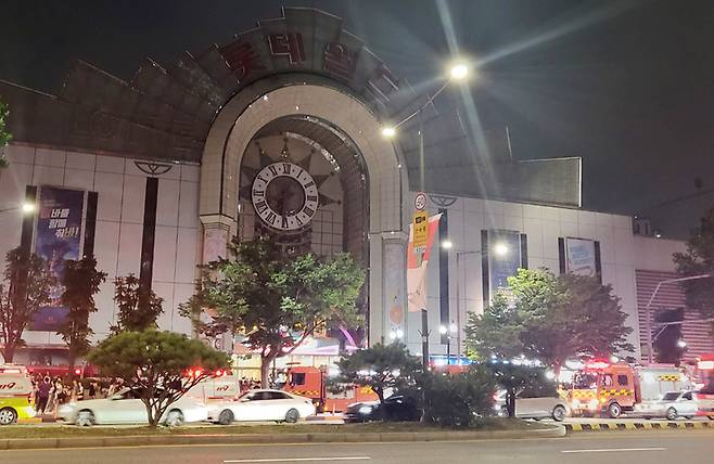 롯데백화점 잠실점 의류 매장에서 화재가 발생한 28일 오후 서울 송파구 롯데월드 인근에 소방차들이 세워져 있다 / 사진 = 연합뉴스