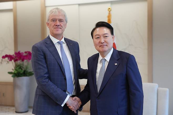 윤석열 대통령(오른쪽)이 28일 용산 대통령실 청사에서 페터르 베닝크 네덜란드 ASML 회장을 접견하고 있다.  대통령실