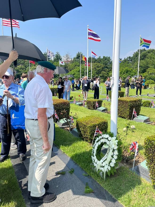 국전쟁 정전협정 70주년을 기념해 방한한 영국 참전용사가 부산 재한유엔기념공원에서 참배하고 있다./사진제공=주한영국대사관