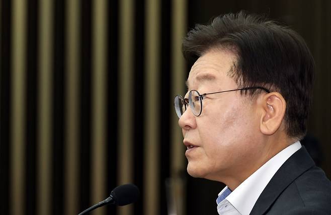 27일 국회에서 열린 더불어민주당 의원총회에서 이재명 대표가 발언하고 있다. [연합]