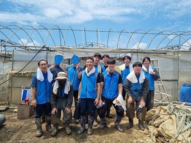 가스기술공사 직원들이 27일 충북 오송읍 호계리 수해복구 자원봉사에 나선 후 기념사진을 찍고 있다. 오송 궁평2지하차도 침수 사고가 난 곳과 얼마 떨어지지 않은 곳에서 일부 직원이 '승리의 V자와 엄지척'을 들어보이고 있다. 2023. 07. 28   *재판매 및 DB 금지