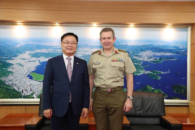 호주 CASG 레드백 책임자 앤드류 보트렐과 홍남표 창원시장. 창원시 제공