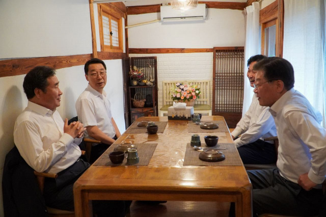 ▲28일 성사된 '명낙회동'에는 김영진 의원과 윤영찬 의원이 배석했다. ⓒ더불어민주당