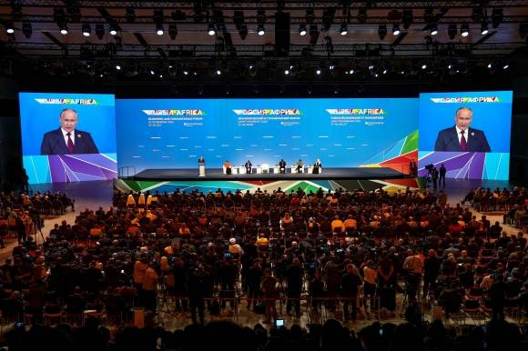 블라디미르 푸틴 러시아 대통령이 27일(현지시간) 러시아 상트페테르부르크에서 열린 제2회 러시아-아프리카 정상회의 전체회의에서 연설하고 있다. 2023.7.27 TASS/AFP연합뉴스