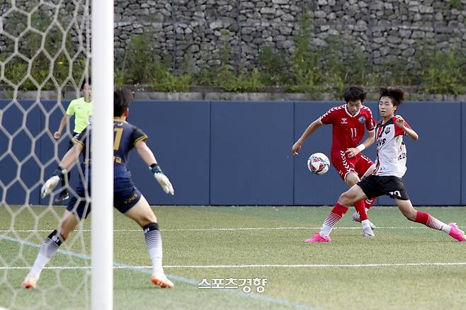 인천 부평고 김신이 28일 충북 제천축구센터에서 열린 제56회 대통령금배 전국고등학교축구대회 8강전, 경기 용호고와의 경기에서 슛팅하고 있다. 문재원 기자