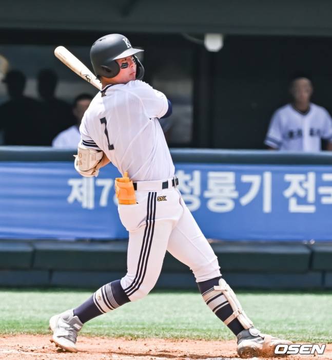 경북고 전미르가 27일 서울 목동구장에서 열린 제78회 청룡기 전국 고교야구선수권대회 겸 주말리그 왕중왕전 결승전 1회말 1사 2,3루에서 선취 2타점 적시타를 날리고 있다.