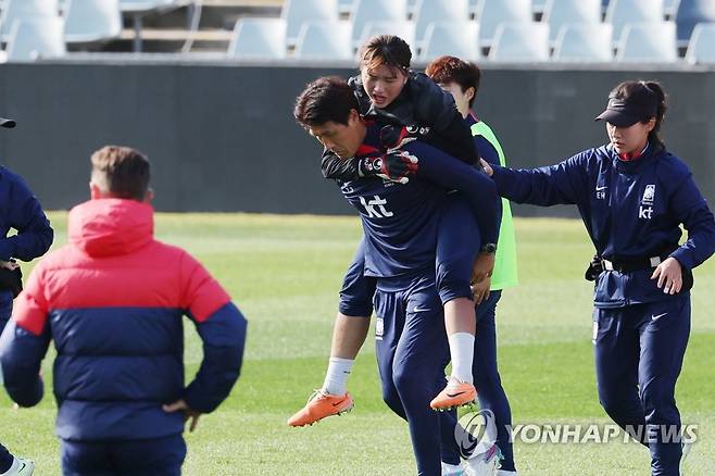 모로코전 이틀 앞두고 GK 류지수 부상 (캠벨타운[호주]=연합뉴스) 김주성 기자 = 한국 여자 축구대표팀의 골키퍼 류지수가 모로코와의 조별리그 2차전을 이틀 앞둔 28일 오전(한국시간) 호주 시드니 외곽의 캠벨타운 스포츠 스타디움에서 훈련을 하던 중 박은선의 슛을 막다가 왼쪽 발목을 다쳐 정유석 코치에 업혀가고 있다. 2023.7.28 utzza@yna.co.kr