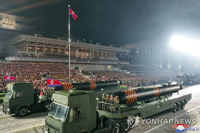 북한 열병식에 등장한 '해일'로 추정되는 핵어뢰 (평양 조선중앙통신=연합뉴스) 북한이 '전승절'(6ㆍ25전쟁 정전협정기념일) 70주년인 지난 27일 저녁 평양 김일성광장에서 열병식을 개최했다고 조선중앙통신이 28일 보도했다. 사진은 북한이 핵어뢰라고 주장하는 '해일'로 추정된다. 2023.7.28 
    [국내에서만 사용가능. 재배포 금지. For Use Only in the Republic of Korea. No Redistribution] nkphoto@yna.co.kr