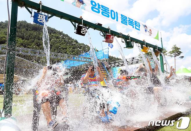 28일 오후 강원도 평창군 대화면 일원에서 열린 2023평창더위사냥축제를 찾은 방문객들이 물양동이를 머리 위로 부으며 더위를 식히고 있다. (평창군 제공) 2023.7.28/뉴스1