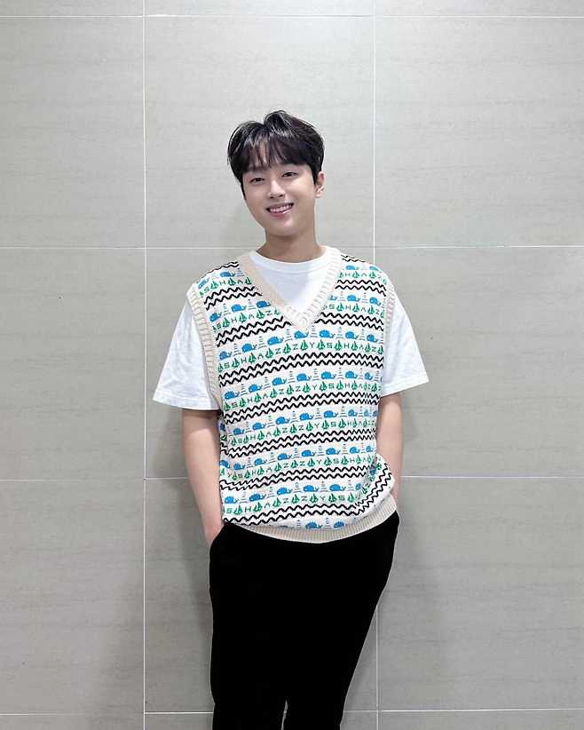 Singer Lee Chan-won showed off his cool summer look.Lee Chan-won said in an official instagram on the 29th, Chan-tong grapher. Chan-won appeared wearing a cute knit vest that seems to leave for the sea right away.In Immortal Songs: Singing the Legend, please come to KBS2 at 6:10 pm today to find a treasure song with a chorus. In the photo, Lee Chan-won, who is standing on the wall and smiling with a fresh smile, was wearing a whale-patterned knit vest and a white short-sleeved polo shirt.Lee Chan-wons unique neat visuals and baby face attract attention.On the other hand, KBS Immortal Songs: Singing the Legend, in which Lee Chan-won is an MC, is broadcast every Saturday at 6:10 pm on KBS 2TV.