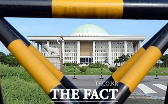 국회 전직 보좌관이 군사 기밀을 수집·유출했다는 소식이 알려지면서 정치권 안팎이 술렁이고 있다. /더팩트DB