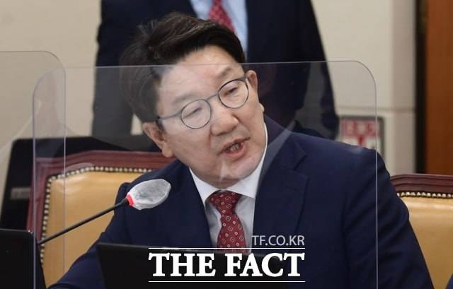 권성동 국민의힘 의원은 지난 28일 전직 국회 보좌 직원의 군사기밀 유출 논란과 관련해 "민주당은 '공안탄압', '종북몰이'와 같은 싸구려 면피를 시도할 생각은 하지 마라"며 으름장을 놨다. /이새롬 기자