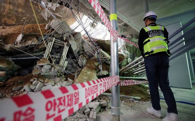 지난 5월 인천 검단신도시의 한 아파트 지하 주차장이 보강 철근 누락으로 무너지는 사고가 발생했다.[사진 제공=연합뉴스]