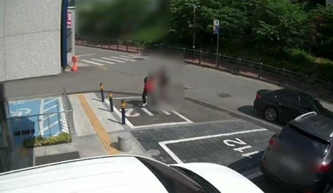 B씨(오른쪽)가 A씨(왼쪽)의 머리채를 잡아끌고 있다.ⓒ연합뉴스