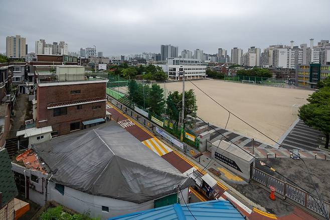 마장동 협소주택 옥상에서 서울 동명초등학교가 마주보이는 모습. 박승화 기자