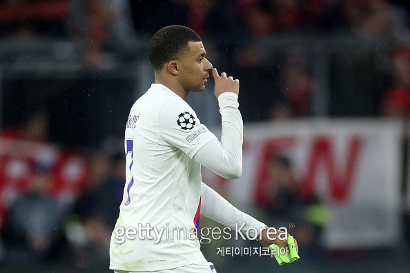 MUNICH, GERMANY - MARCH 08: Kylian Mbappe of Paris Saint-Germain looks dejected while walking off the pitch after the team's defeat in the UEFA Champions League round of 16 leg two match between FC Bayern M체nchen and Paris Saint-Germain at Allianz Arena on March 08, 2023 in Munich, Germany. (Photo by Alex Grimm/Getty Images)