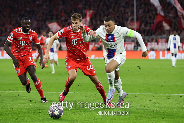 MUNICH, GERMANY - MARCH 08: Kylian Mbappe of Paris Saint-Germain is challenged by Josip Stanicic of Bayern Muenchen during the UEFA Champions League round of 16 leg two match between FC Bayern M체nchen and Paris Saint-Germain at Allianz Arena on March 08, 2023 in Munich, Germany. (Photo by Alex Grimm/Getty Images)