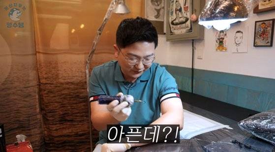박영수 원장은 최근 한 타투샵에 방문해 잉크가 들어있지 않은 타투 머신으로 직접 문신을 새겨 봤다. 사진 '문신 지우는 영수쌤' 유튜브 캡처