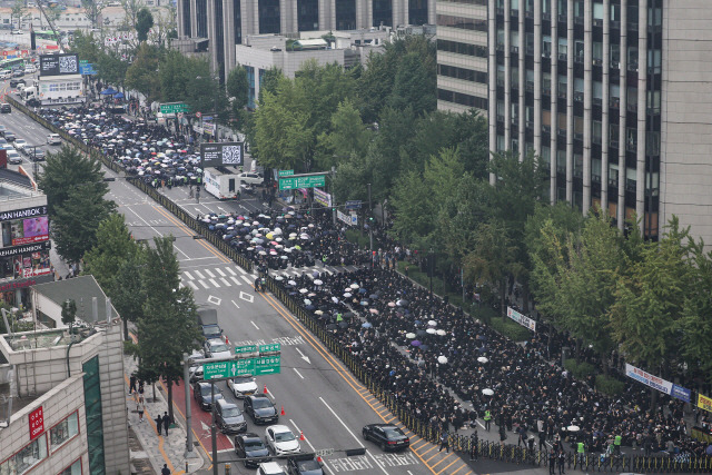 ▲ 전국 각지에서 모인 교사들이 29일 서울 종로구 경복궁역 사거리 인근에서 열린 공교육 정상화를 위한 집회에 참석하고 있다. 연합뉴스