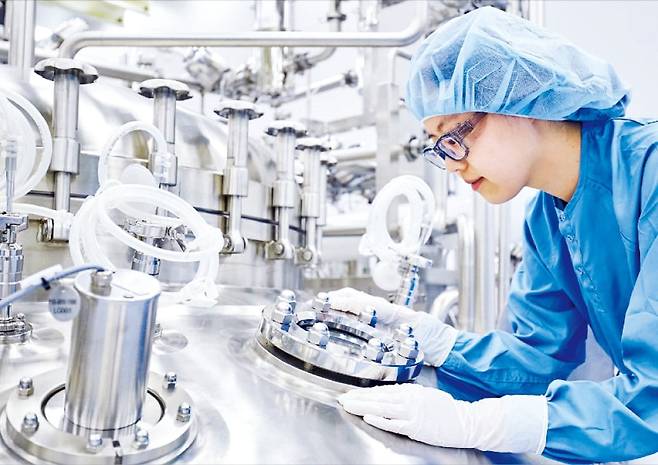 삼성바이오로직스 연구원이 인천 송도공장에서 위탁개발생산 장비를 점검하고 있다.  /삼성바이오로직스 제공