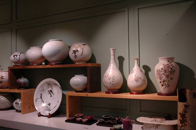 Korean celadon on display at Gyeonggi Gwangju Service Area (Lee Si-jin/The Korea Herald)