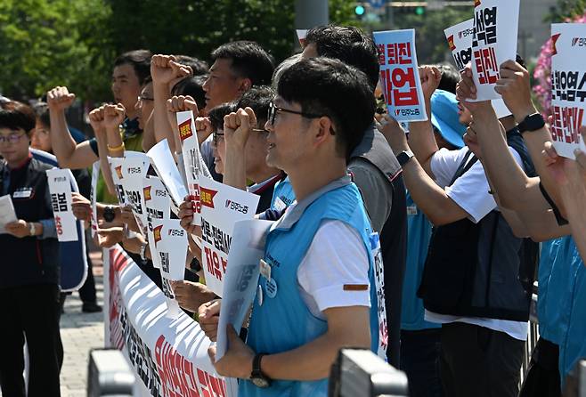 전국민주노동조합총연맹 집행부가 3일 서울 용산구 대통령실 앞에서 총파업 돌입을 선언하는 기자회견을 진행하고 있는 모습. [헤럴드DB]