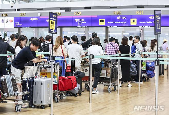 [인천공항=뉴시스] 정병혁 기자 = 여름 휴가철을 맞은 27일 인천국제공항 제1터미널 출국장이 여행객들로 붐비고 있다. 2023.07.27. jhope@newsis.com