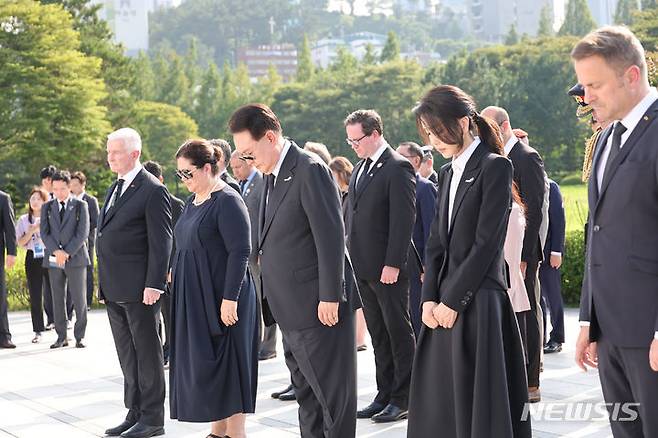 [부산=뉴시스] 홍효식 기자 = 윤석열 대통령과 김건희 여사가 6·25 정전협정 70주년을 맞아 27일 부산 남구 유엔기념공원을 찾아 자비에 베텔 룩셈부르크 총리, 데임 신디 키로 뉴질랜드 총독 내외 등 유엔 참전국 정부대표단과 함께 유엔군 위령탑에 참배하고 있다. (대통령실통신사진기자단) 2023.07.27. yesphoto@newsis.com