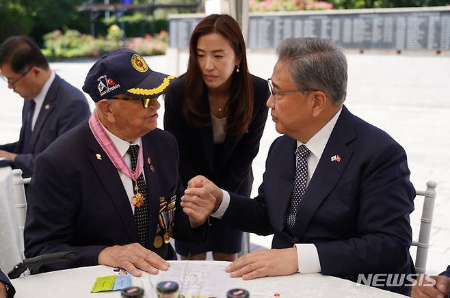 [서울=뉴시스]박진 외교부 장관이 29일 정전 협정 70주년을 맞아 앙카라 한국공원에 있는 한국전쟁 기념탑을 방문해 90세가 넘은 튀르키예 6.25 참전용사를 만나 감사의 마음을 전하고 있다.