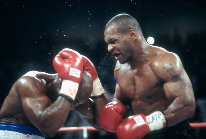 마이크 타이슨이 홀리필드의 귀를 물어뜯는 것으로 중단되었던 1997년 라이베이거스에서의 WBA 헤비급 타이틀 매치 / 출처 : 게티이미지
