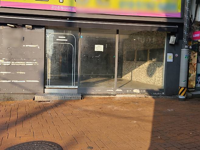 28일 서울 관악구 신림역 인근 골목길 초입에 마련됐던 ‘신림 칼부림’&nbsp;사건 피해자 추모 공간이 철거된 모습.