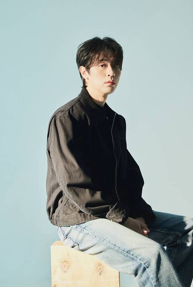 배우 박정민이 24일 오전 서울 종로구 삼청동의 한 카페에서 진행된 영화 '밀수' 개봉 관련 인터뷰를 위해 포즈를 취하고 있다.  박정민은 극 중 카리스마 있는 춘자(김혜수 분)와 진숙(염정아 분) 사이에서 찍 소리 한 번 못해보고 막내 역할에 충실해온 장도리 역을 맡았다.   '밀수'는 바다에 던져진 생필품을 건지며 생계를 이어가던 사람들 앞에 일생일대의 큰 판이 벌어지면서 휘말리는 해양범죄활극. 오는 26일 개봉. / 사진제공 = 샘컴퍼니 /사진=김창현 기자 chmt@