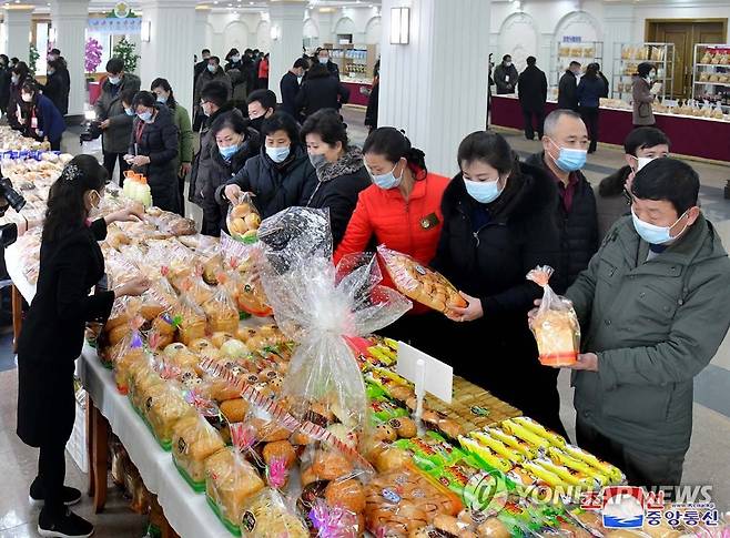 북한 밀가루음식전시회 개막 (평양 조선중앙통신=연합뉴스) 북한 조선중앙통신은 지난 13일 평양면옥에서 밀가루음식전시회가 개막했다고 15일 보도했다. 평양 시내 급양봉사단위들, 식료공장들 가운데서 선발된 70여개의 단위가 참가한 전시회에서는 밀가루음식 전시, 밀가루가공품 전시와 우수한 요리사들의 시범출연이 진행되고 있다고 통신은 전했다.  2022.12.15 
    [국내에서만 사용가능. 재배포 금지. For Use Only in the Republic of Korea. No Redistribution] nkphoto@yna.co.kr